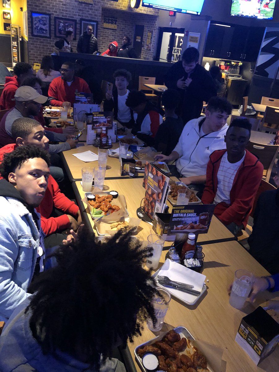 ahsHoopsquad's tweet photo. Eating wings, raising funds. Thank you for your support!! https://t.co/KAjwMLEORh