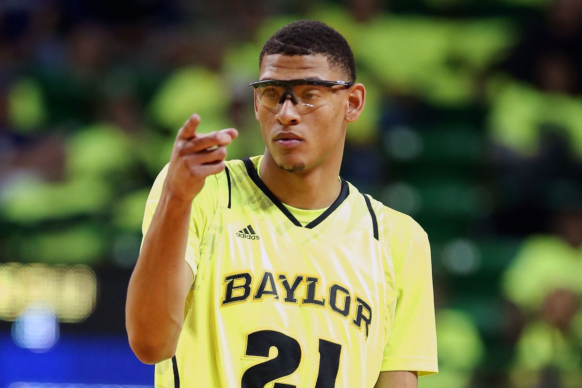Durante ese periplo conoció a alguien que se convirtió en su mejor amigo: Isaiah Austin, quien tuvo que dejar de jugar por un tiempo tras haber sido diagnosticado con Síndrome de Marfan.