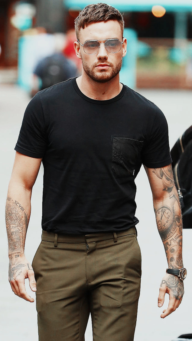 veritaziam's tweet photo. incrível q o liam andando normalmente na rua, já vira um photoshoot #LiamBops https://t.co/X40sPnupzA