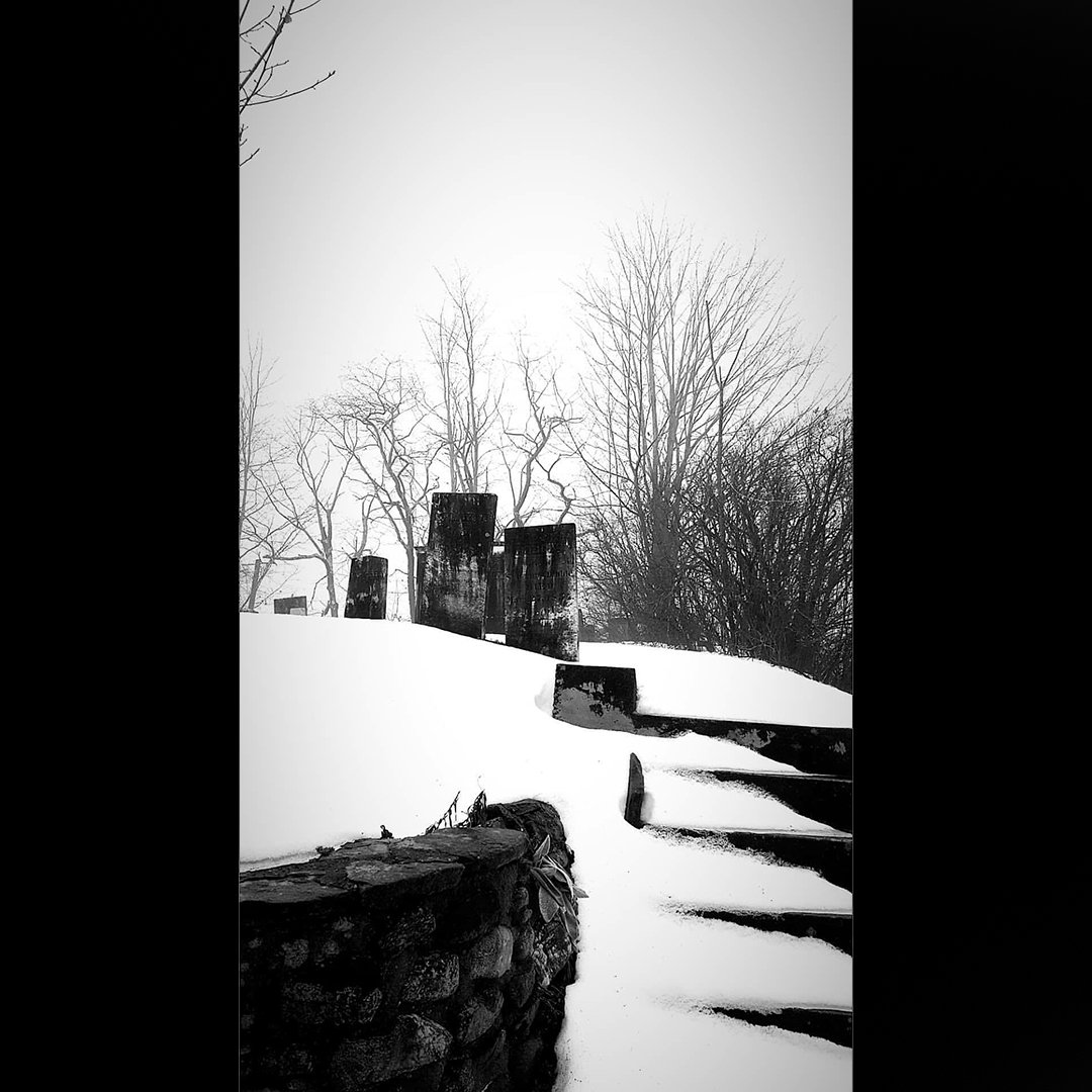 ScottDichotomy's tweet photo. Oh hey check out my face and the cemetery across the way

#aliceinchains #coverband #aliceinchainscover #photography  #blackandwhitephotography #blackandwhite #blackandwhitephoto #blackandwhitephotographers #musician #vocalist #selfportrait #nature #mountains https://t.co/GcdjGrkPFl