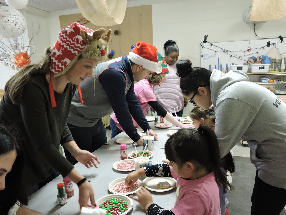 lnpusa's tweet image. This past Saturday Dec. 14th, Los Niños Primero had the pleasure of having @georgiapower volunteers come read and decorate holiday cookies with our students! Ms. Claus made an appearance as well! Thank you Georgia Power! 
#gapowerfulservice