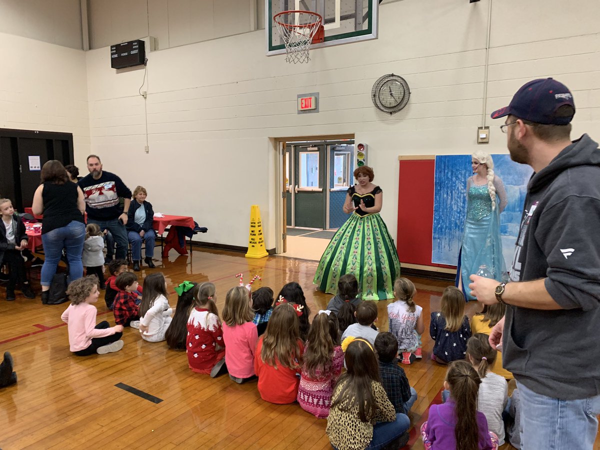 lizcorr_demello's tweet photo. We had a jolly time at Sunday’s Holiday Breakfast @DeMello School! Thanks to the Cushman&DeMello PTO for a wonderful morning with our families! #HolidayCheer #hellodemello https://t.co/E58KCtZjDG