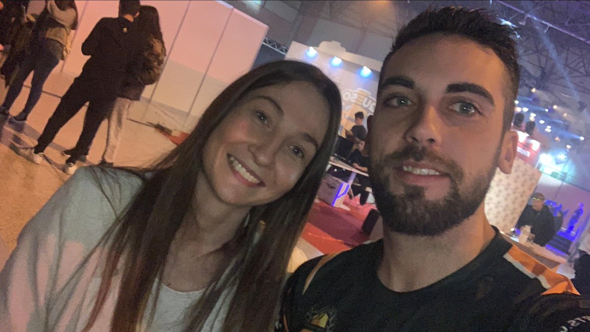 No podíamos olvidarnos del tan agradable aunque breve rato, por las circunstancias, que compartimos con #Sara en el stand de <a href="/1000manerascafe/">1000 maneras ⚡️☕️⚡️</a>.

¡Muchas gracias por el apoyo! 😉

#ElMundoEsUnPañuelo