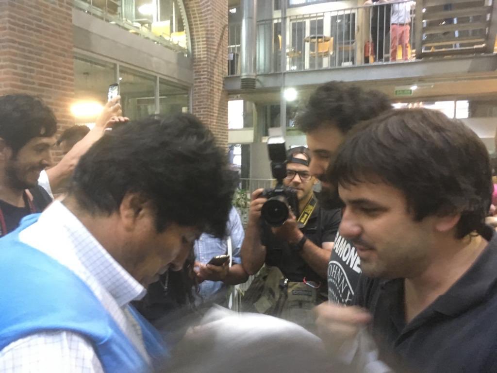 AguLecchi's tweet photo. El compañero @evoespueblo con la del @sipreba 
Una enorme emoción después de haber estado junto a la @DelegArgBolivia repudiando el Golpe en Bolivia y la censura a la prensa 

#NoAlGolpeDeEstadoEnBolivia https://t.co/h1LpydcNx2