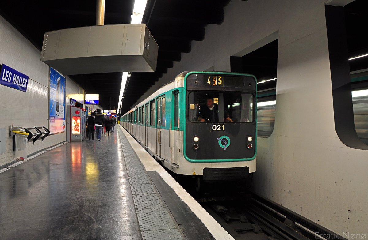 Avez-vous déjà remarqué que la station est un peu particulière comparée aux autres ? Elle n’est pas construite sous une voute arrondie, mais dans un cube de béton. Pour se l’expliquer, il faut remonter un peu.