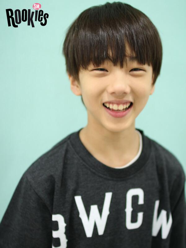 smstan_tuwir's tweet photo. Hari ini di 6 tahun yang lalu (17/12) Ji Hansol, Mark Lee dan Park Jisung resmi diperkenalkan sebagai anggota predebut team "SMROOKIES".
Mereka bertiga menjadi kloter ketiga SMROOKIES generasi pertama setelah Seulgi, TY, Jeno, Irene, Jaehyun, dan Lami yang dirilis sebelumnya 😄 https://t.co/qe3qkNGiZR