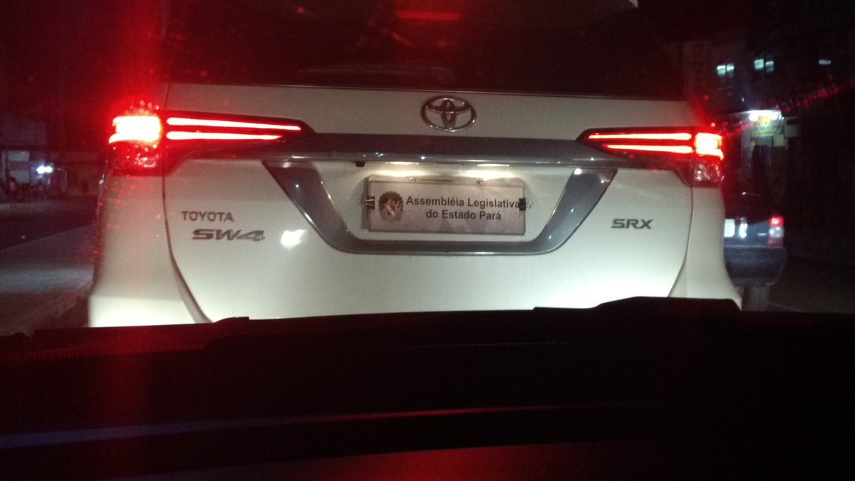 RSAlves's tweet photo. Que placa é essa? Já pode isso? Deve ser bem algum político pilantra burlando a lei ou fazendo bandidagem! https://t.co/rzBn4PyoiC