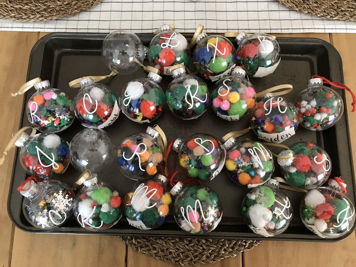 Faire croire aux copains et copines de ta classe qu’ils préparent une boule de Noël pour leurs parents alors que tu prévois les surprendre avec l’ajout de leur initiale. Un dimanche après-midi bien passé à mettre les touches finales en regardant un film de Noël. #4eMmeRaphaëlle