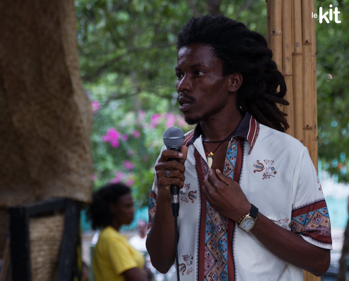AssociationKIT's tweet photo. Retour en images sur l'intervention de Lyonel Trouillot, autour de la question "L'artiste peut-il etre apolitique?", le dimanche 15 décembre 2019 à Jaden Sanba.
© Carvens Adelson
#LeKit
#LaSemaineduDocumentaire
#LaParoleLibérée
#Du9au16Decembre https://t.co/xgydhvj13x