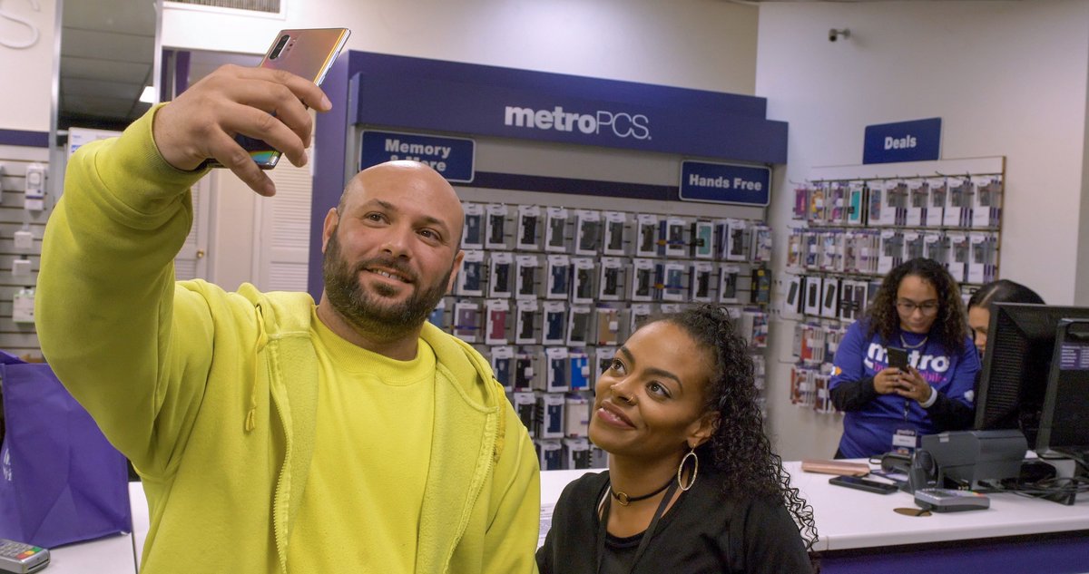 MetroByTMobile's tweet photo. Meet Joshua! Congratulations to our Bostonian customer since 2010 on receiving our #GiftOf5G🎁 He is one of the first prepaid customers in the US to experience Nationwide 5G. Enjoy that #Note10Plus5G! Can't wait to see everything you share on social media😉 https://t.co/OLzS7vscf4