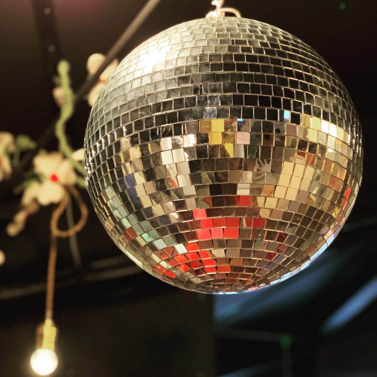 diegoworks's tweet photo. クリスマスプレゼントにミラーボール🕺ってめっちゃええやん。詳細はお気軽にお問い合わせください。通販も承ります◉#diegokobe #diego #ディエゴ #diegowarehouse  #兵庫 #神戸 #東灘 #mirrorball #mirror #present #ミラーボール https://t.co/tFqTg5XIvr