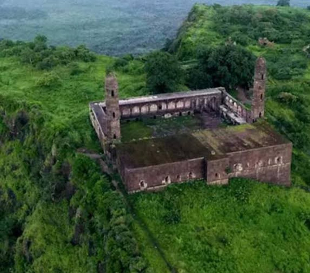  #AsirgarhFort seems a Mughal dynasty architecture though fort was built under Asa Ahir’srule , who was a Hindu King . The fort was under his possession till 1399. But in that very year Nasir Khan, who was from faruqui Dynasty urged Asa Ahir to give shelter to his family members,
