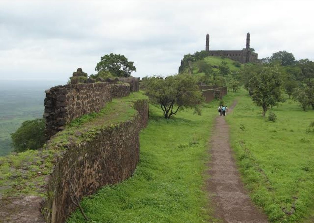 especially ladies, because there was some threat to his family members. When Asa Ahir allowed them to enter in the fort, then by conspiracy Nasir Khan took some trained soldiers in Litters who killed Asa Ahir along with his family members. @ssharadmohhan  @GuzashtaLakhnau