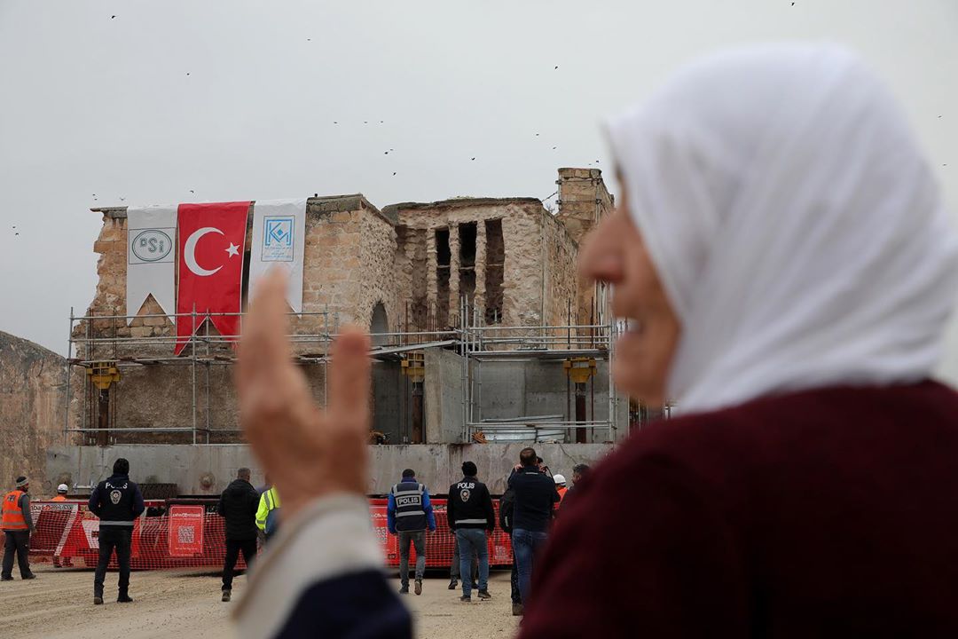 HasankeyfKoord's tweet photo. Hasankeyf’ten tarih koparılıyor.

Ilısu Barajı nedeniyle sular altında bırakılmak istenilen Hasankeyf'in önemli tarihi eserlerinden El-Rızk Camisi de yerinden koparıldı. "Taşınma" sırasında yaşlı bir kadın, ağıtlar yaktı.
📷 @Sertac_Kayar
#HasankeyfİçinGeçDeğil https://t.co/h460ylHXIu