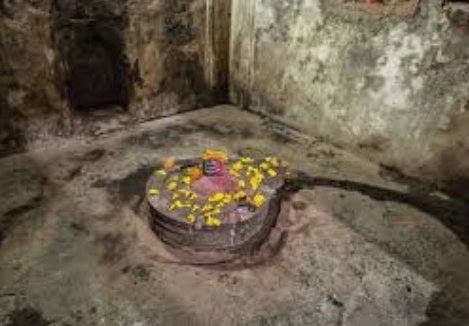 What still remains a mystery is that every morning there're fresh flowers and sandal offered to Lord Shiva. It is believed that he is the very first worshipper of that temple every day.People related to that area told a myth that sometimes Ashwathama is seen in night and lingers