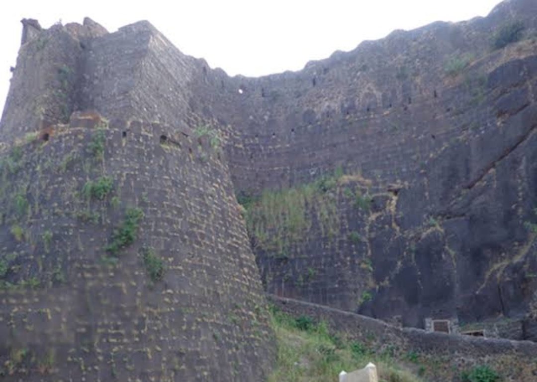 around the Asirgarh Fort. And sometimes asks for turmeric and oil to stop the blood of his forehead. He takes bath in the pond which is in the campus of the fort and worships Lord Shiva in the temple of the Fort.  @TejasOmkara
