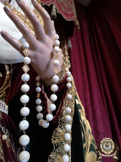 HdadCalvario's tweet photo. Todo preparado para recibir a los Hermanos y Devotos que deseen visitar el Besamanos de María Santísima del Rocío y Esperanza el día de hoy y mañana miércoles, festividad de Nuestra Señora de la Esperanza, en horario de 10:00 a 14:00 horas y de 17:30 a 20:00 horas. https://t.co/05rAXomvL8