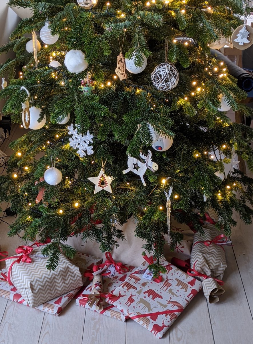 BioteafullBlog's tweet photo. Jolies Etiquettes de Noël à imprimer https://t.co/Kd0Rx1AVf1 https://t.co/WI1wJ1xx1Q