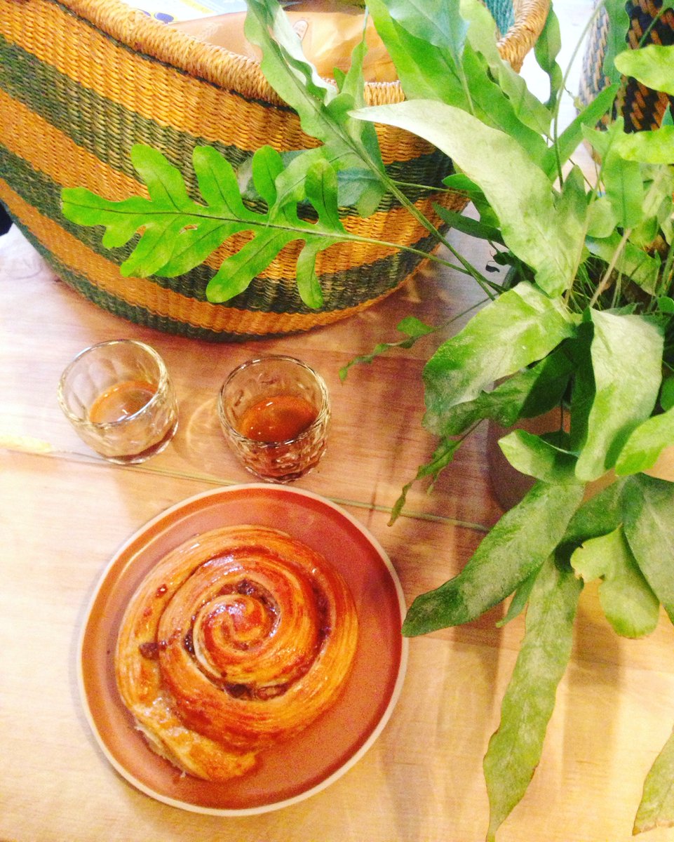 focusonparis's tweet photo. First coffee: #cafésserrés and an #escargot crème de marron on the way to Sunday morning #market #coffee #viennoiseries #marketsofparis #photography #cafeserre #frenchpastry #holidays https://t.co/fVjudwvnHj https://t.co/TNPaRrPt34