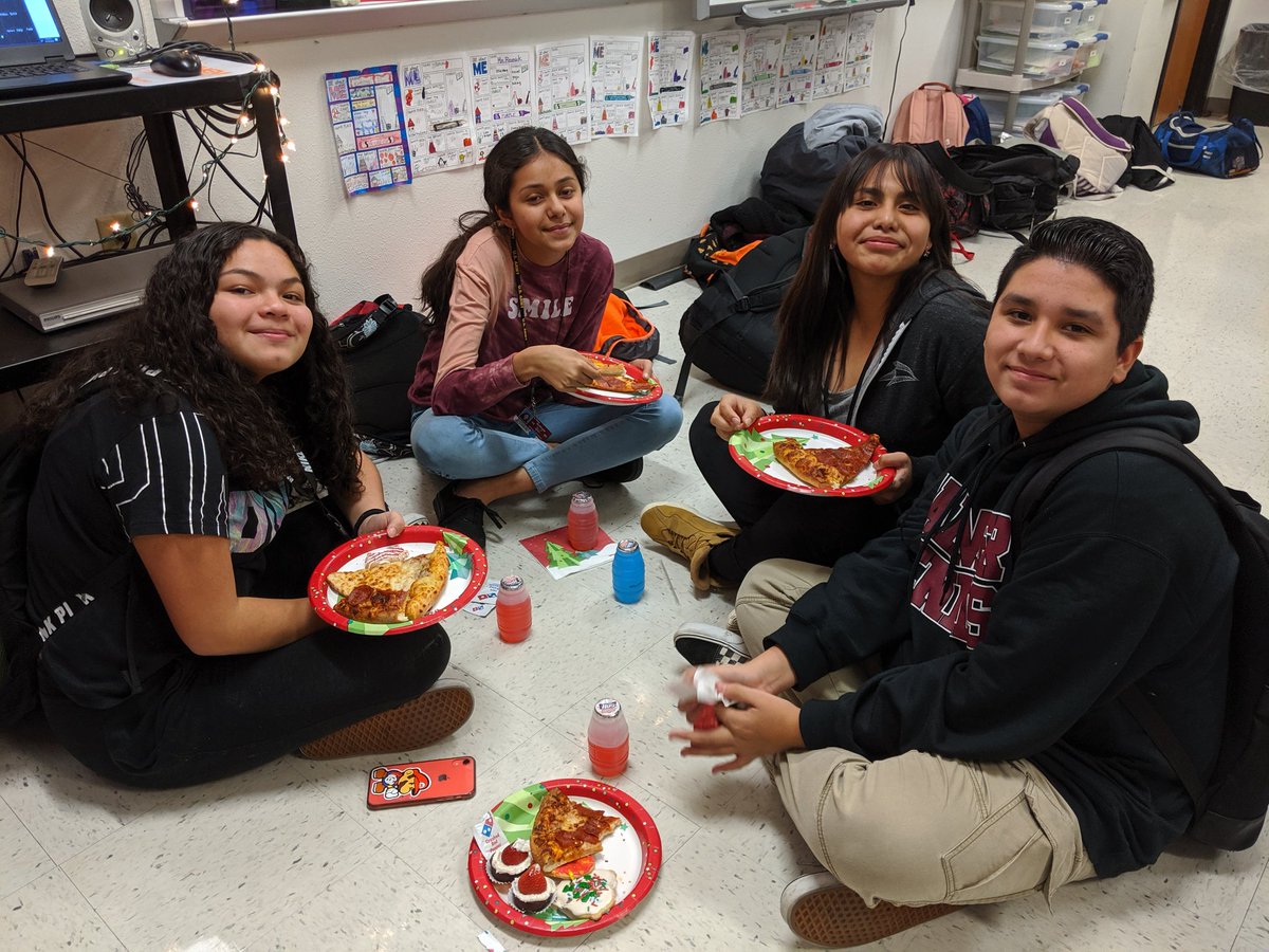COFDurham's tweet photo. Happy Holidays to some awesome kiddos! 🎅🎄🕎❄️ @DurhamMS https://t.co/kslySOeFZl