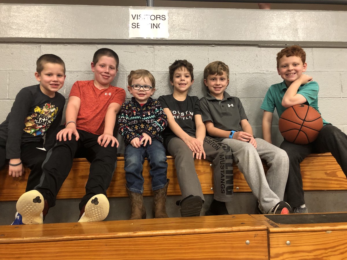 These Falcons and future Mustangs had a blast at the game tonight! Thanks <a href="/houstonhighGMSD/">Houston High School</a> for hosting a Farmington night 💚💛🏀❤️🖤 #farmingtonisfamily #futuremustangs