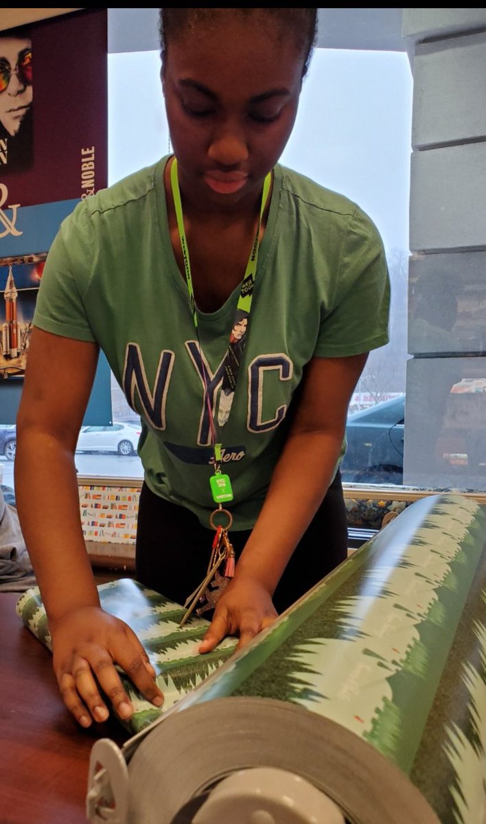 YonkersMHS's tweet photo. Key Club & Buliders Club Annual Gift Wrapping @ Barnes and Noble.
Fundraising for American Cancer Society
#seeit #buyit #wrapit
#keyclub #buildersclub
#wrappingitup
#makeadifferenceintheworld #Ms.Isenberg https://t.co/TRc0Cmc0QU