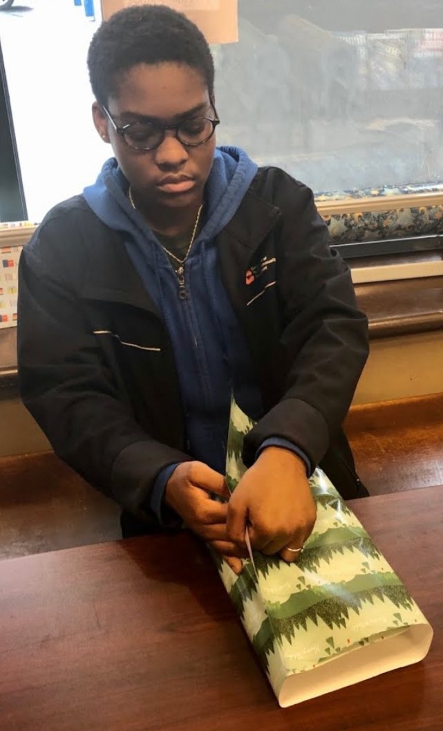 YonkersMHS's tweet photo. Key Club & Buliders Club Annual Gift Wrapping @ Barnes and Noble.
Fundraising for American Cancer Society
#seeit #buyit #wrapit
#keyclub #buildersclub
#wrappingitup
#makeadifferenceintheworld #Ms.Isenberg https://t.co/TRc0Cmc0QU