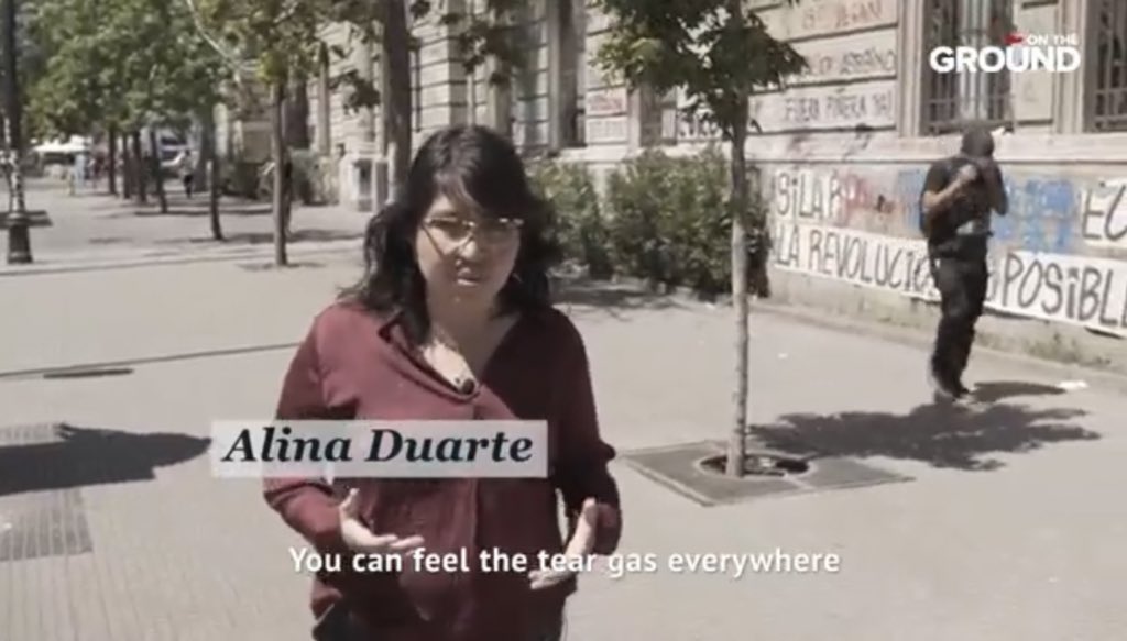 RomperElCerco's tweet photo. #Chile Pinochet’s dictatorship never went away: repression, murders, torture &amp; more are still happening today under @sebastianpinera’s “democracy”. For more, this second episode of @redfishstream in which I collaborated. All credits for @pvivancoguzman.
📹 https://t.co/uXItSIYxwO https://t.co/4tR0ugV374