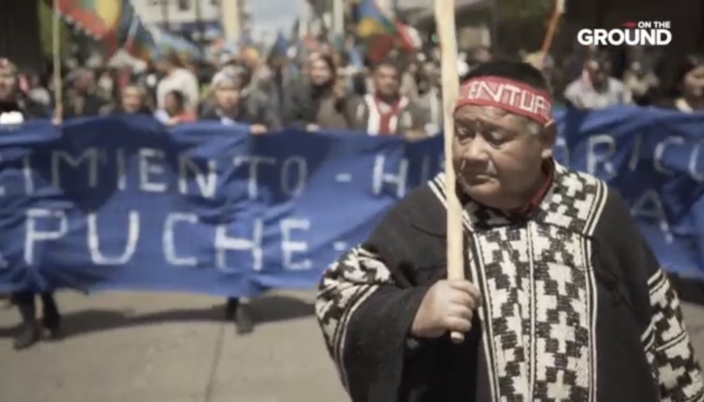 RomperElCerco's tweet photo. #Chile Pinochet’s dictatorship never went away: repression, murders, torture &amp; more are still happening today under @sebastianpinera’s “democracy”. For more, this second episode of @redfishstream in which I collaborated. All credits for @pvivancoguzman.
📹 https://t.co/uXItSIYxwO https://t.co/4tR0ugV374
