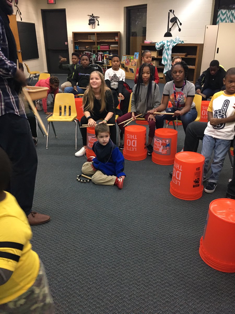 MrsDianas_Dinos's tweet photo. A sneak peek at our Winter assembly Friday! Little buddies practice joining big buddies to perform! @ProjectAuSome https://t.co/JqajVV4D6h