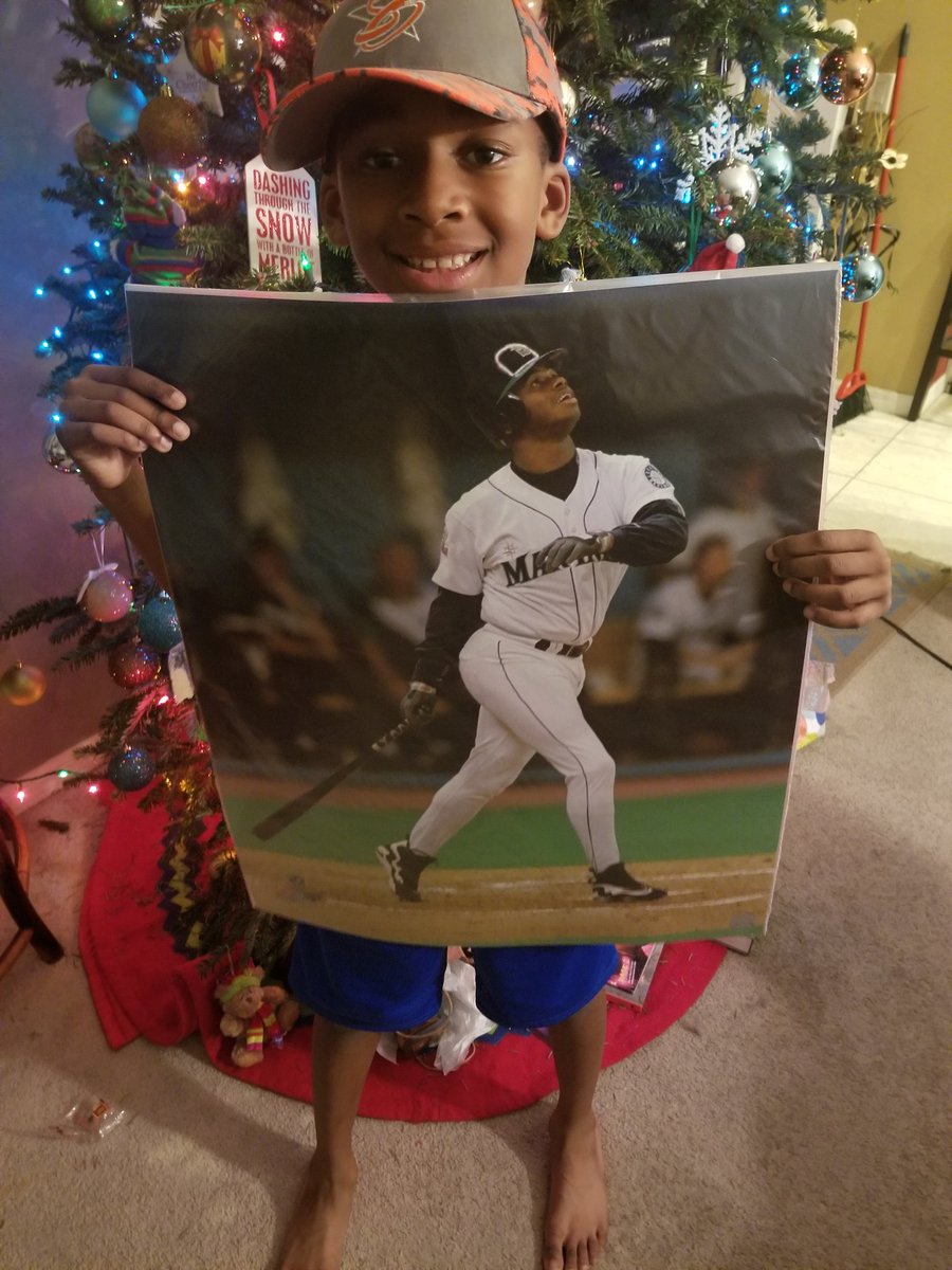 capt1991's tweet photo. When you redecorate your room and you put on the wall the sweetest lefty swing on the planet! He could play defense too! KEN GRIFFEY JR. @Mariners
#BASEBALLSOLDIER #HOF https://t.co/pxaHrSdKU4