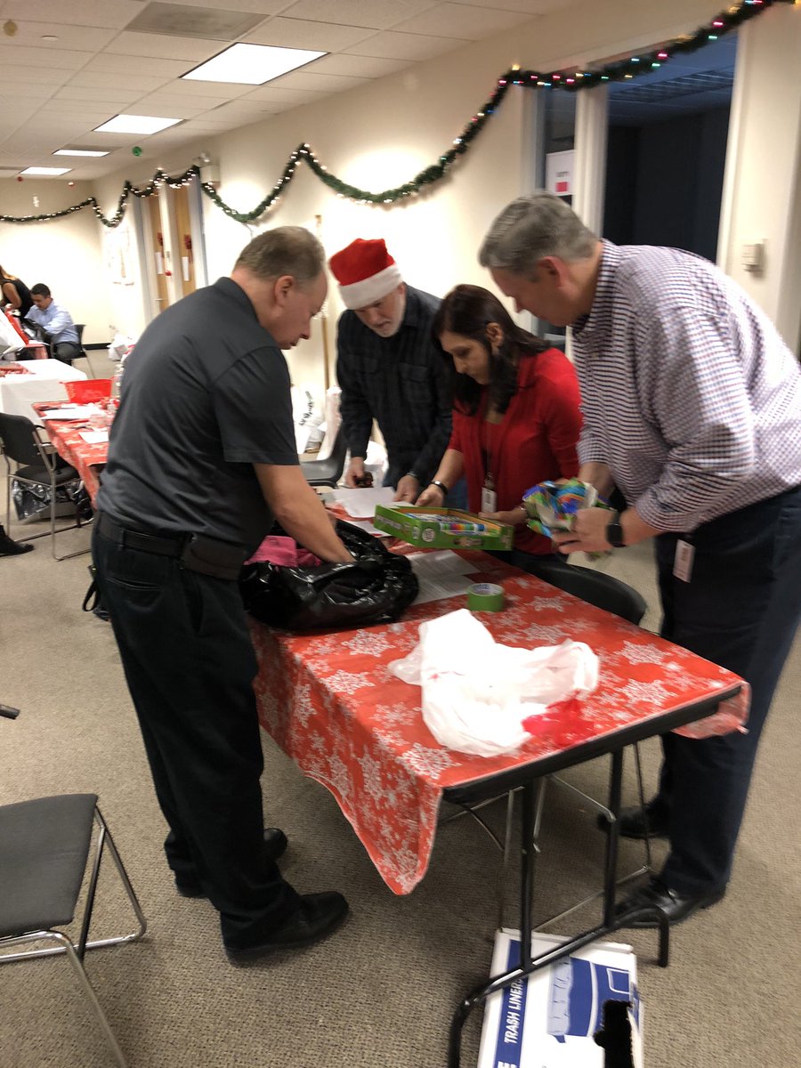 KAAIllinois's tweet photo. TY #corporatepartner @Littelfuse for stepping up for our kids; they gave toys & volunteered to make our kidsβ holiday dreams come true! Appreciate their #generosity, work & willingness to give back! #ABetterLife #Volunteer #HolidaySpirit #2019HolidayGiftDrive #HGD19 #CSGratitude https://t.co/1oc2XjeP4P