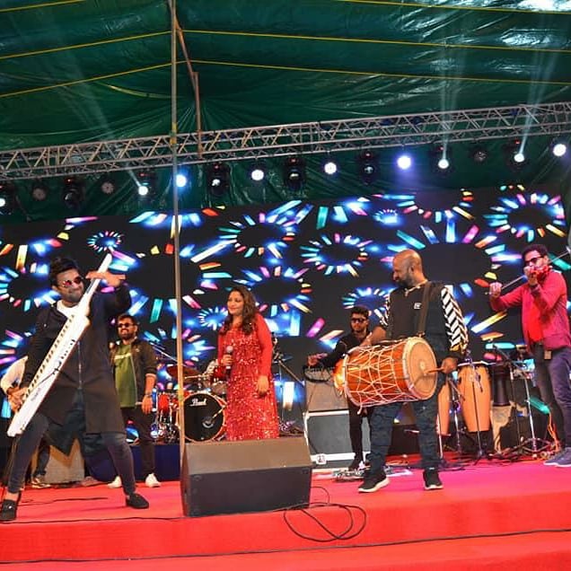 StephenDevassy's tweet photo. Thank You Bahrain ❤

#liveinconcert #stephendevassylive #bahrain #solidband #rolandindia #rolandartistrelations #rolandcentermumbai #keytarist #Artist #harmanproindia #soundcraftmixers #rixobrandofficial #jblindia #akgaudio #indianschoolbahrain https://t.co/QbFTnFAy2F