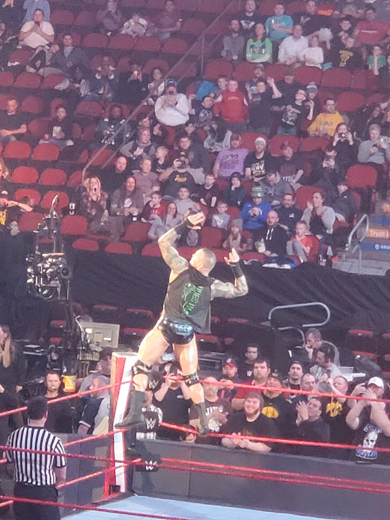 tshyde10's tweet image. Hit up some WWE tonight! #WWERaw #WWE #RawDesMoines #RAWTonight