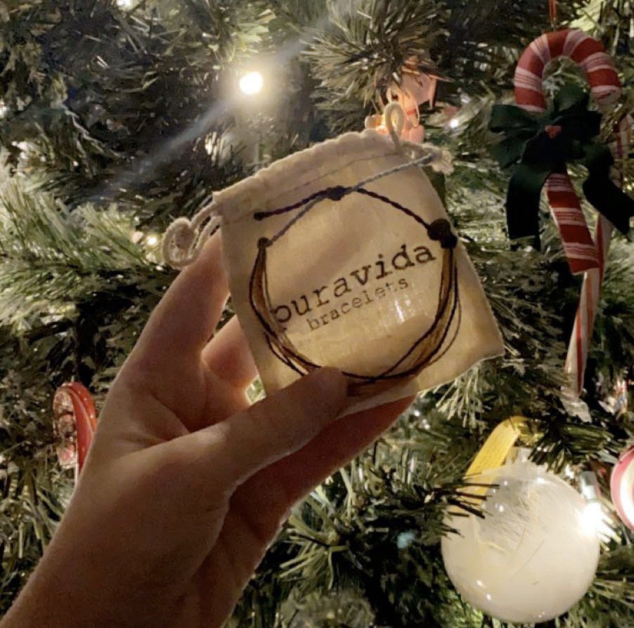 afoster625's tweet photo. GIVEAWAY: one Pura Vida multi-colored bracelet, a small pouch, and two stickers!! To enter: just RETWEET this tweet! Must be following me to win (so i can DM you). *ends December 24th* Don’t forget to use my code ALYSSAFOSTER20 on any purchases for 20% off!🌺🦋 https://t.co/r0SLcX5MA0