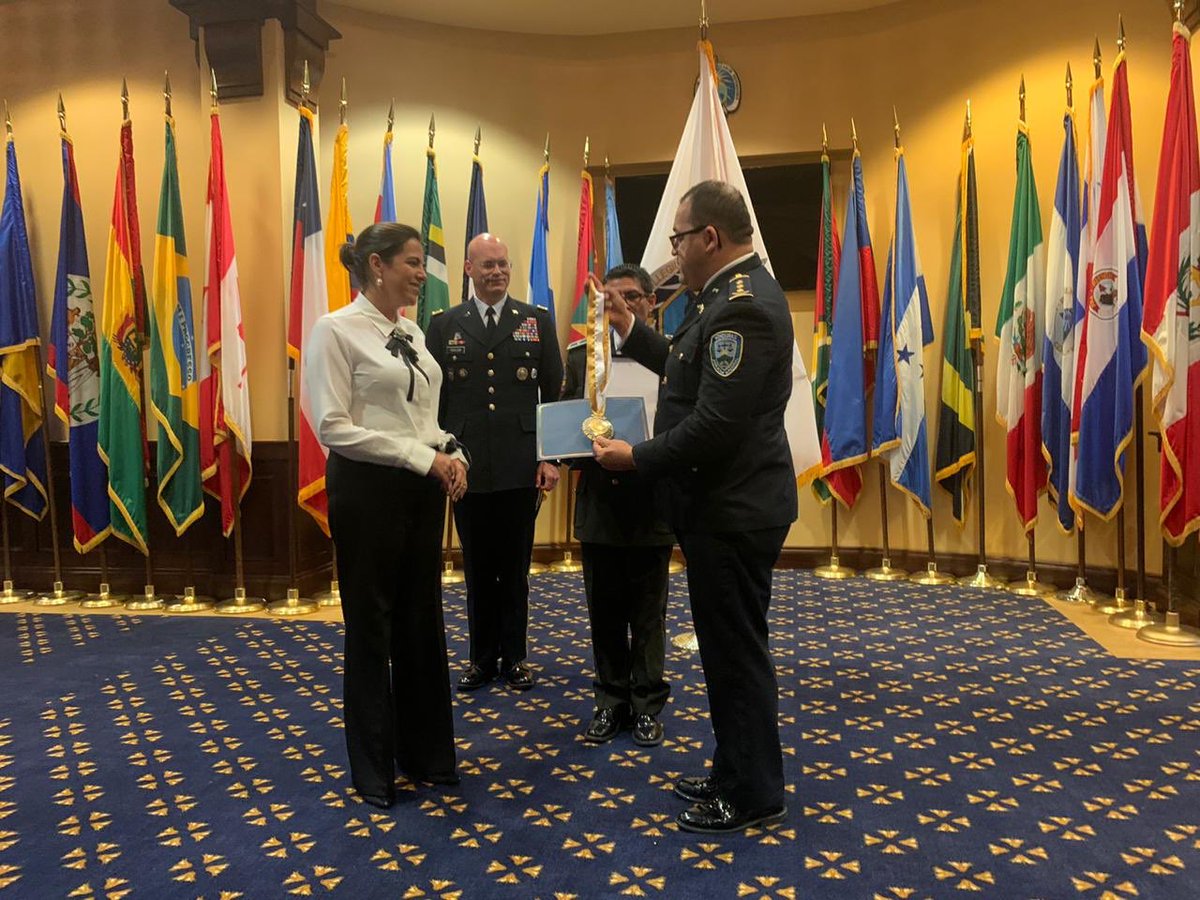 MinGobiernoEc's tweet photo. El @IADC_CID 🇺🇸 otorgó la condecoración insignia, al mérito profesional "Apala", con la distinción “Gran Oficial”, a @mariapaularomo, por su destacado accionar como Ministra de Gobierno, que ha permitido reforzar las capacidades estratégicas en materia de seguridad en #Ecuador. https://t.co/KJxoEQ7t2I