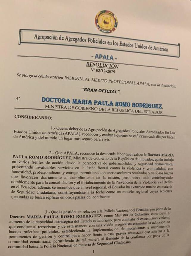 MinGobiernoEc's tweet photo. El @IADC_CID 🇺🇸 otorgó la condecoración insignia, al mérito profesional "Apala", con la distinción “Gran Oficial”, a @mariapaularomo, por su destacado accionar como Ministra de Gobierno, que ha permitido reforzar las capacidades estratégicas en materia de seguridad en #Ecuador. https://t.co/KJxoEQ7t2I