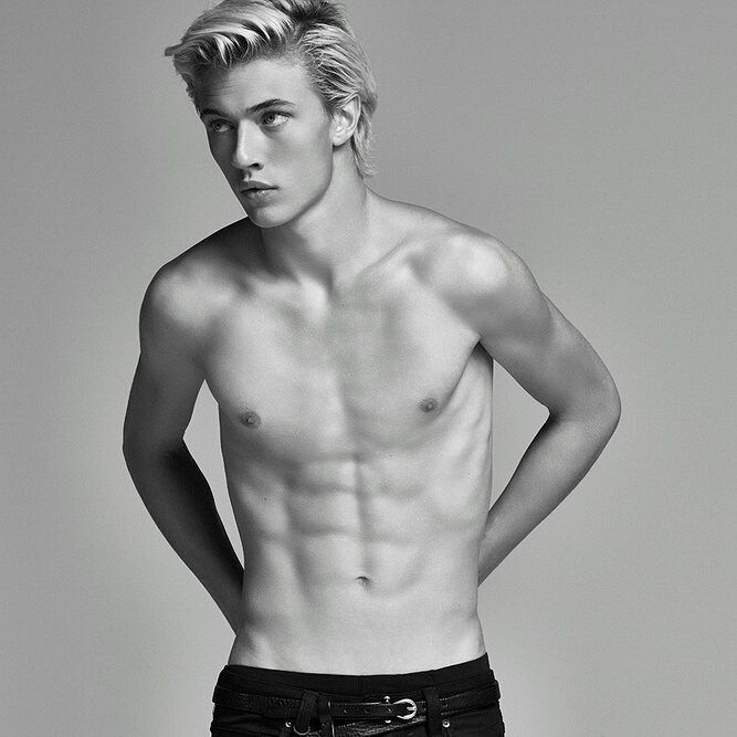 ↼ 𝑻𝑯𝑨𝑵𝑨𝑻𝑶𝑺 (@peacxfuldeath) on Twitter photo 