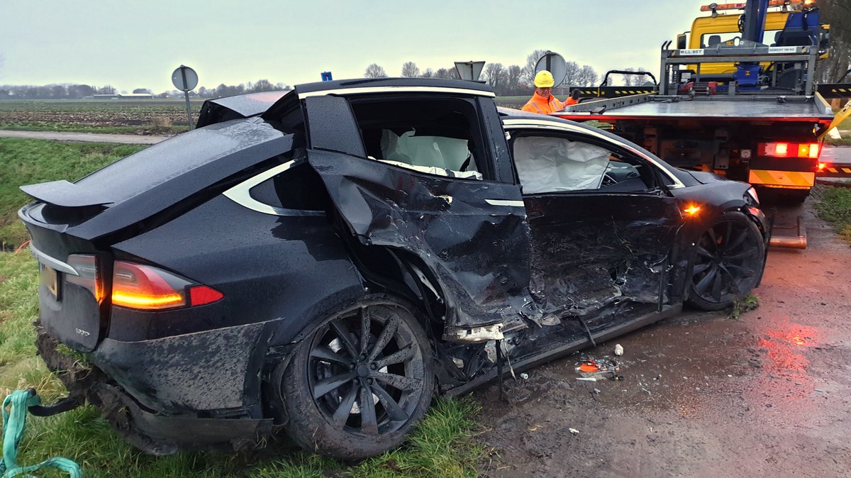WAARLAND - Bij een ongeval maandagmorgen tussen een busje en een auto op de kruising Speketersweg met de Diepgatweg, zijn de beide bestuurders met onbekend letsel naar een ziekenhuis vervoerd... Bergingsspecial op.  #glocalmedia #112nieuws #schagen.