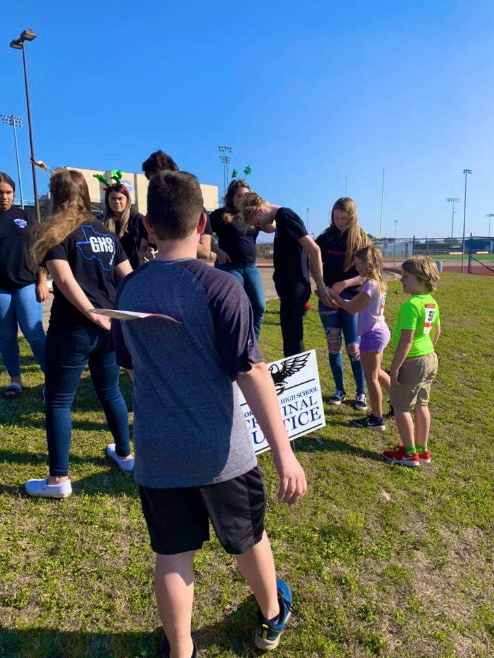 Fun at the reindeer run 🦌 we all gathered to support the locker. Our booth allowed runners to engage in a small activity during the run!!!