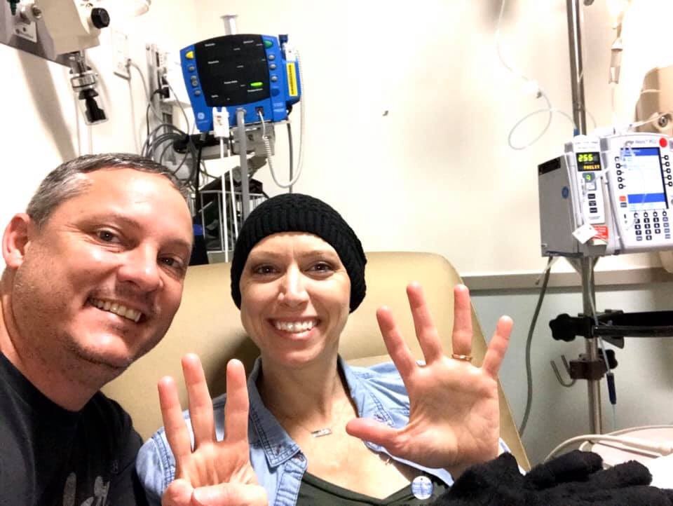 autumnsims_'s tweet photo. Momma got some new hair and I swear she’s the cutest🥺🥺 Half way done with her chemo treatments and she’s doing AMAZING!! My biggest inspiration💓💓💓 https://t.co/2SgGUGmC49