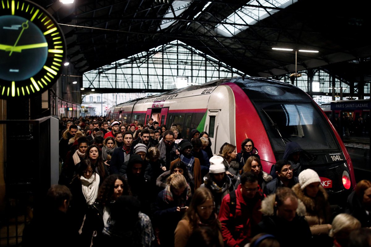 RFI's tweet photo. 📻📲La Matinale #RFIMatin
►À la Une:
🇫🇷 #17decembre2019 Les syndicats ont appelé à une journée de #greve contre la réforme des #retraites
🇺🇸 #Boeing va suspendre la production des #737Max 
🇬🇧 #BorisJohnson réunit ses troupes en vue du #Brexit https://t.co/SDqY35TtXP