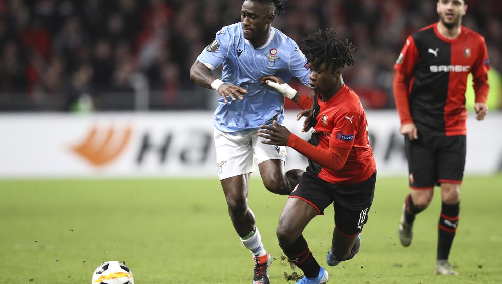 Eduardo Camavinga, a quien sigue el Real Madrid, en un partido con el Rennes.