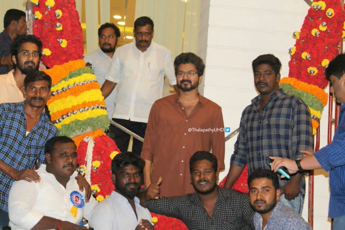 sekartweets's tweet photo. Ardent fans of Thalapathy Vijay honored him with a giant garland. Team #Thalapathy64 trying their best to control the crowd at Shimoga. https://t.co/MfhpfsAscY