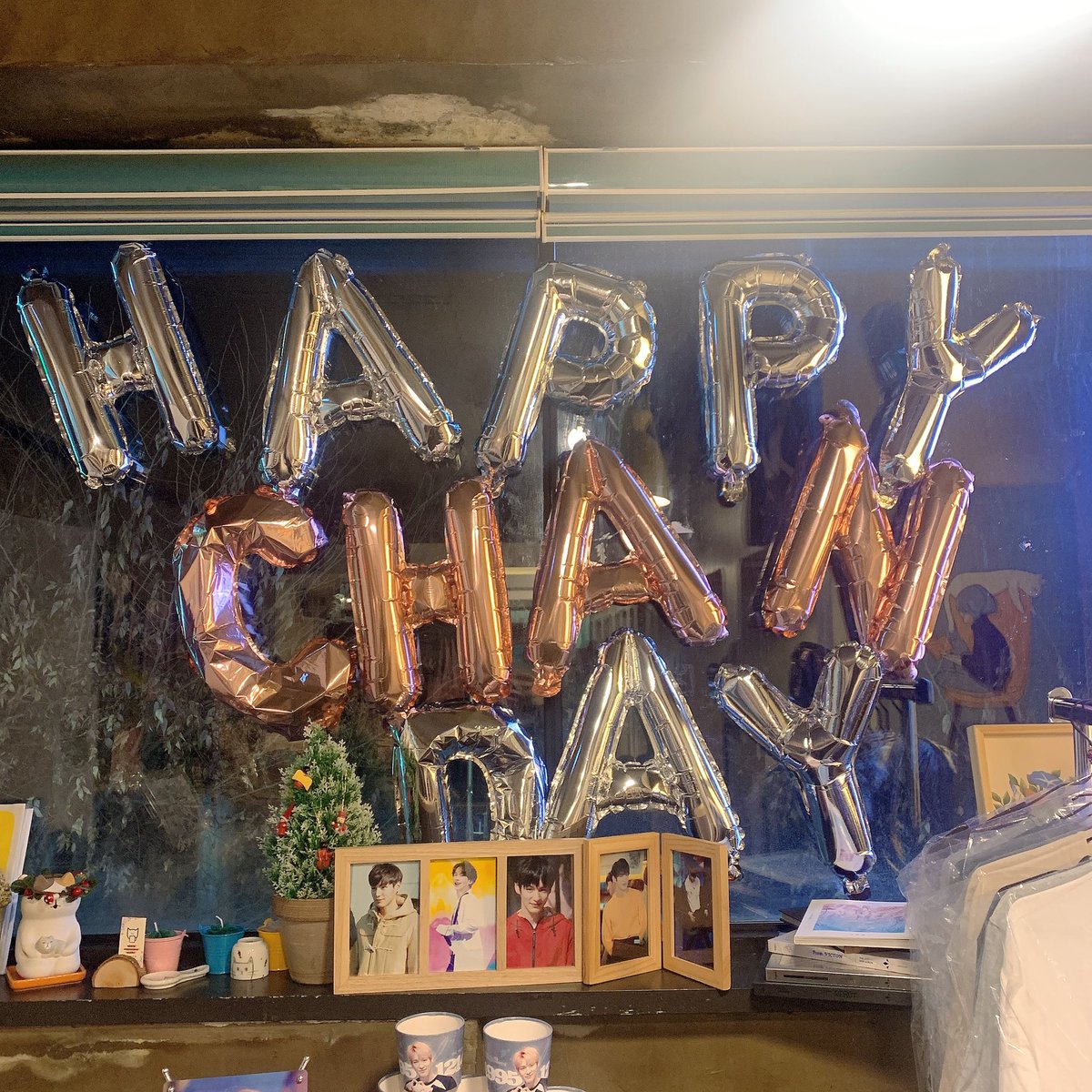 eunah223's tweet photo. 12월 14일 찬오빠 생일 날 다녀왔던 냥토피아😸 문 앞부터 카페 안 모든 부분이 다 찬오빠였고 거기다 우연히 찬 오빠 없는 생일파티에도 참여해 더 행복했던 우리 미인댄서 생일!! 늦었지만 생일 진심으로 축하했어요 오빠🥰💕#빛나는_찬이의_생일을_찬이해 #매듭달_열나흘_찬이가_세상에_내려온_날 https://t.co/IdXWa7yZcr