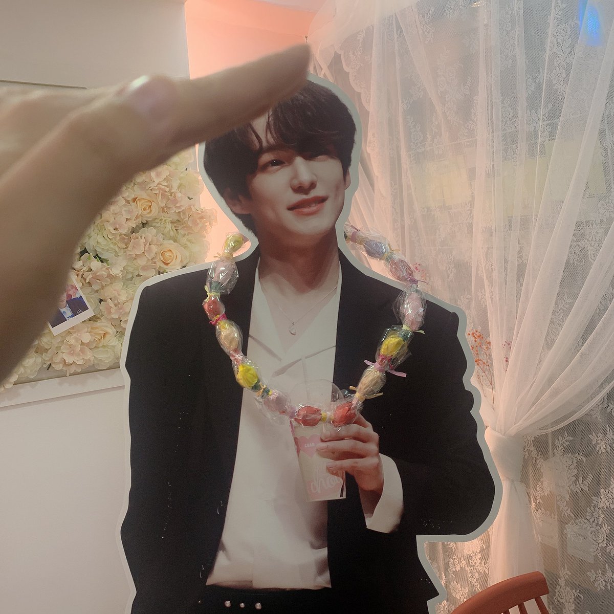 eunah223's tweet photo. 12월 14일 찬오빠 생일 날 다녀왔던 냥토피아😸 문 앞부터 카페 안 모든 부분이 다 찬오빠였고 거기다 우연히 찬 오빠 없는 생일파티에도 참여해 더 행복했던 우리 미인댄서 생일!! 늦었지만 생일 진심으로 축하했어요 오빠🥰💕#빛나는_찬이의_생일을_찬이해 #매듭달_열나흘_찬이가_세상에_내려온_날 https://t.co/IdXWa7yZcr