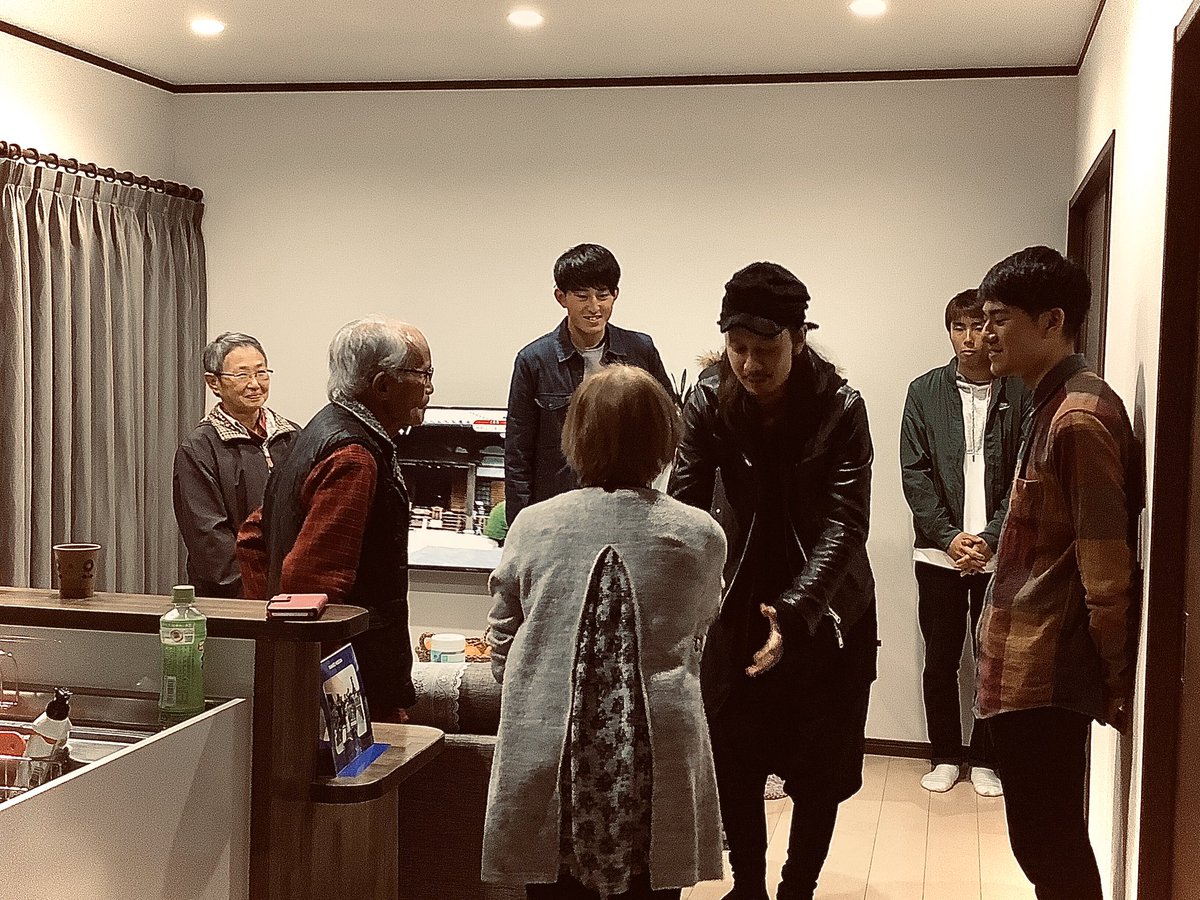 bass_YOH's tweet photo. 熊本にて幡再チームと合流し、のはら農研塾へ。朝から実際に畑などに足を運んで作業に参加させていただきました。その後に立ち寄った南阿蘇袴野地区では嬉しい再会も。
#熊本地震 #幡再 #のはら農研塾 #南阿蘇 https://t.co/fxdz0LdrVi