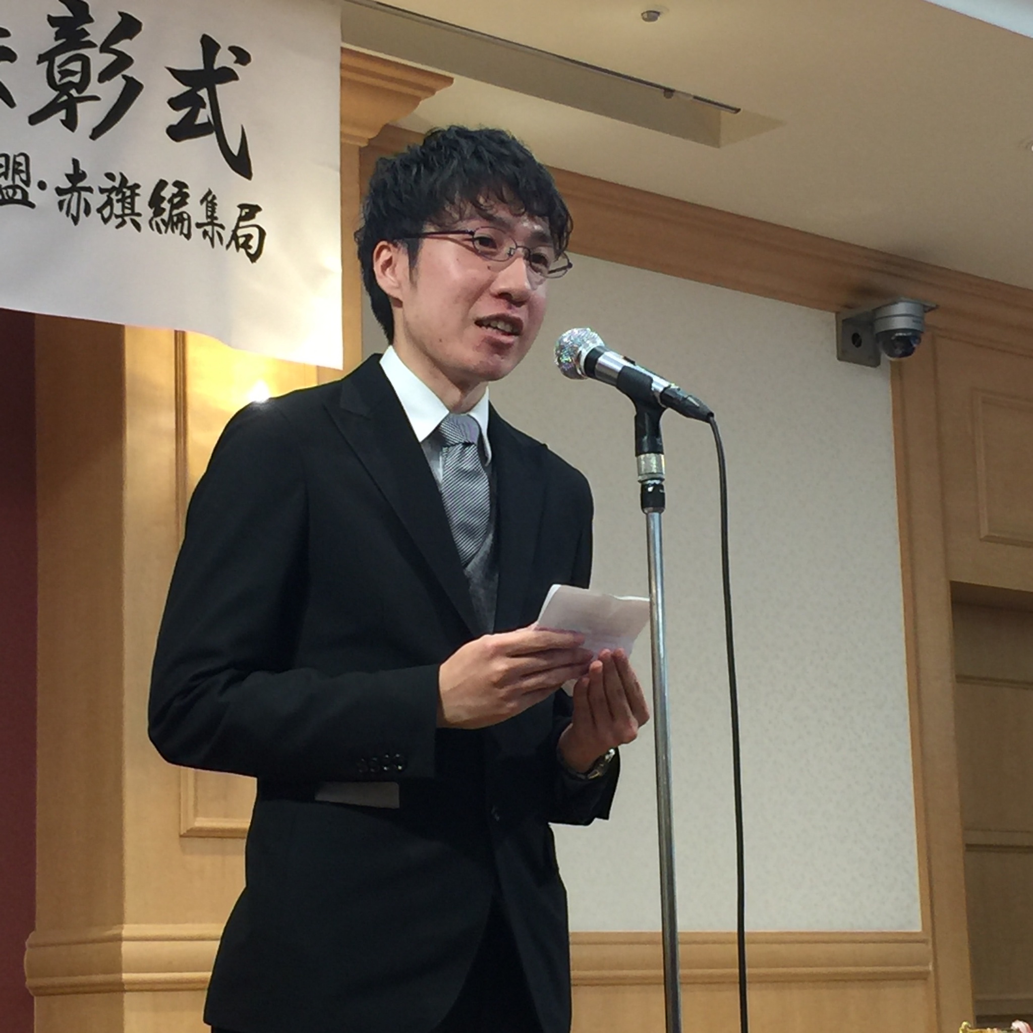 毎日新聞 将棋 高野智史新人王が 師匠が王位になり 私が新人王を取って やっと向き合えました 師匠にはずっと上の存在でいてほしいです と挨拶すると 木村王位はそっと涙を拭っていました T Co Iz2ufx57qi Twitter