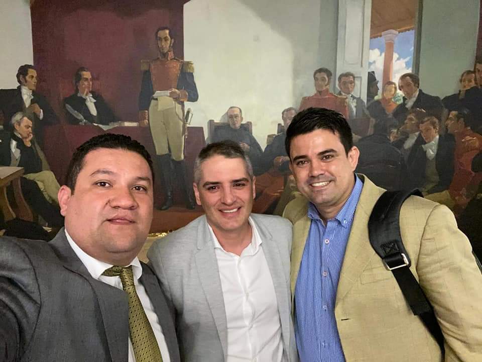 FelipePardoSe's tweet photo. Reunidos con nuestro Presidente de Colombia @IvanDuque acompañados del Alcalde de Rionegro - @AndresJRendonC y el Alcalde electo de Rionegro - @Rodrigohal, hablando de temas tan importantes así como hacer de Santa Fe de Antioquia un territorio de Economía Naranja. https://t.co/rBDCWKw48F