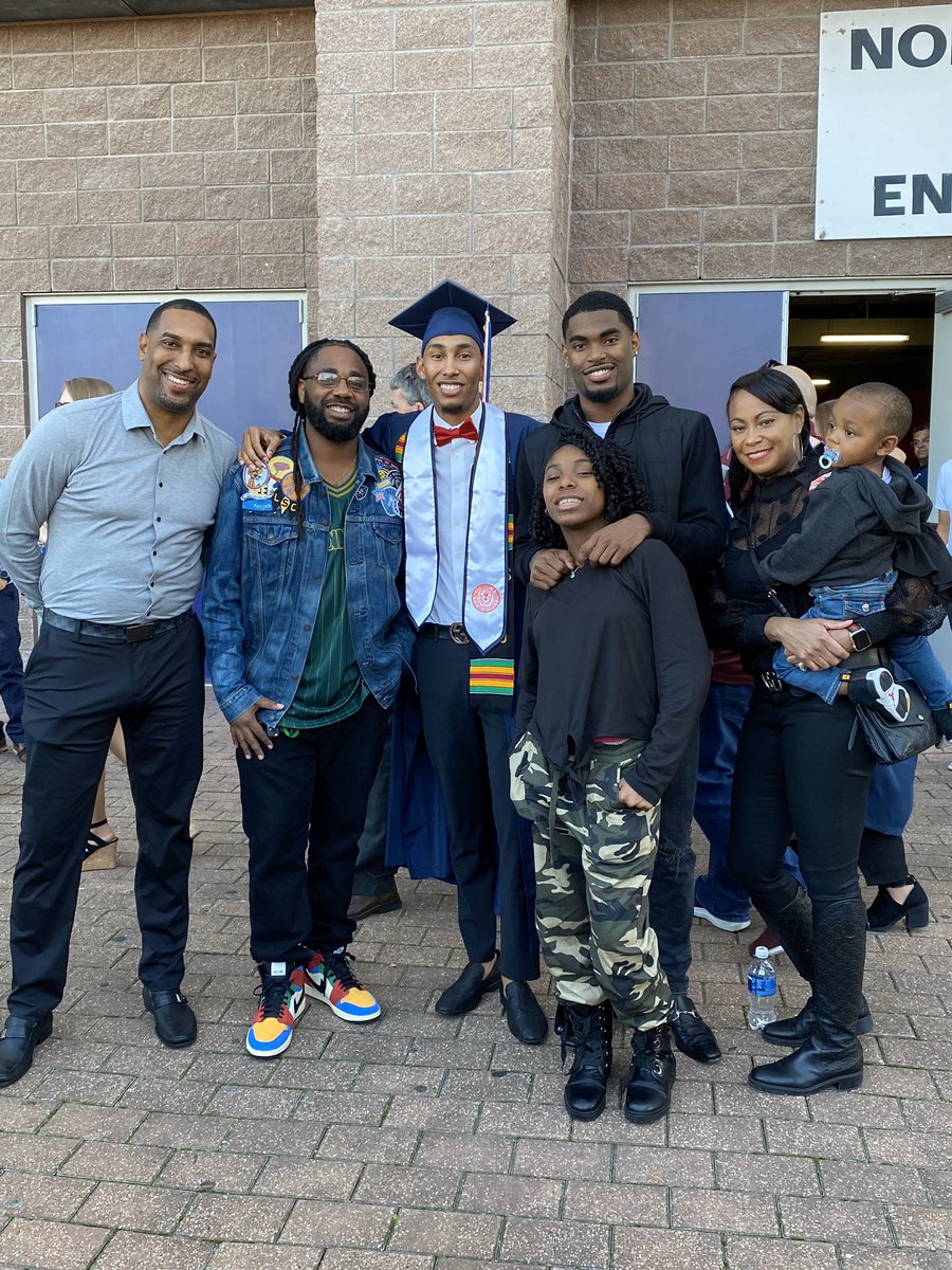 daylin_arnette's tweet image. Officially an Alumni #UTSAGrad19 🥳